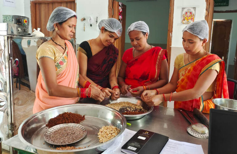 महुआ से बदली महिलाओं की तकदीर, वन धन योजना ने दी आत्मनिर्भरता की नई पहचान
