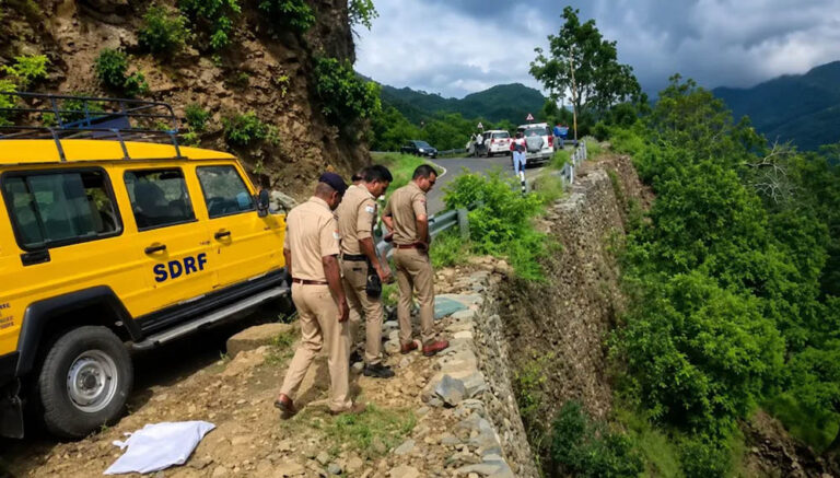 देवप्रयाग-पौड़ी रोड पर भीषण हादसा, 250 फीट गहरी खाई में गिरी बोलेरो; एक ही परिवार के 5 लोगों की मौत