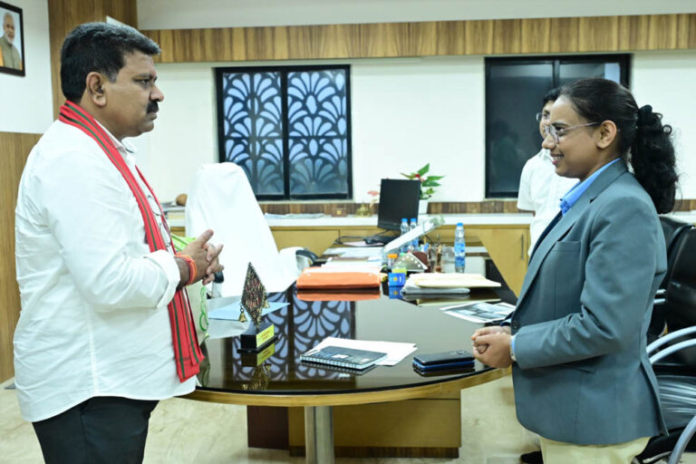 रायपुर : उप मुख्यमंत्री विजय शर्मा ने राष्ट्रपति भवन से आमंत्रण मिलने पर रेणुका गोस्वामी को दी बधाई