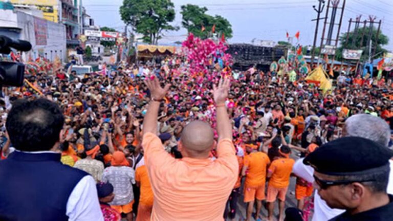 मेरठ में योगी ने कांवड़ियों पर की पुष्पवर्षा, ड्रोन उड़ाता युवक पकड़ा