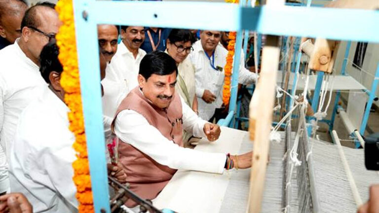 हाथकरघा क्षेत्र को प्रोत्साहन, पारंपरिक कला को संरक्षित करने तथा महिलाओं को रोजगार के अवसर उपलब्धर करवाने की दिशा में महत्वपूर्ण पहल : मुख्यमंत्री डॉ. यादव