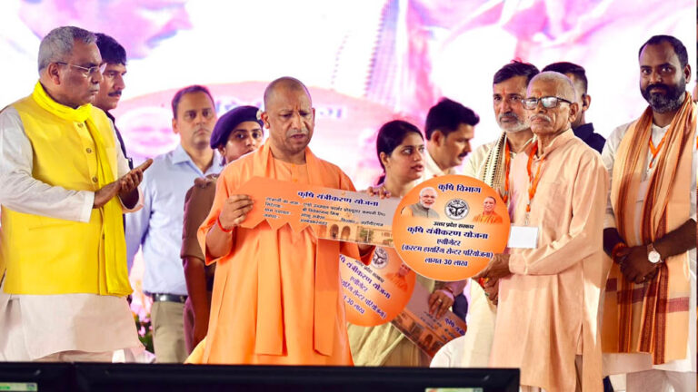 सीएम योगी ने विभिन्न योजनाओं के लाभार्थियों को चेक, प्रमाण पत्र और सांकेतिक चाबियां सौंपी