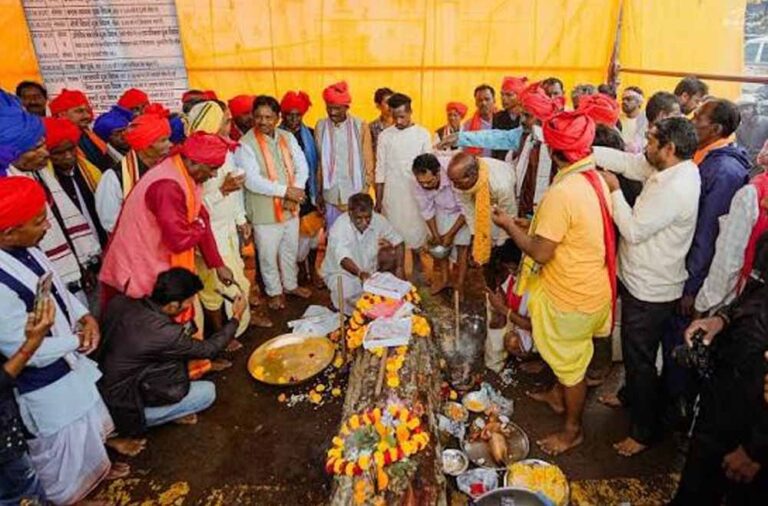 Bastar दशहरा की पहली रस्म शुरू, जंगल से साल की लकड़ी लाकर मां दंतेश्वरी को किया समर्पित
