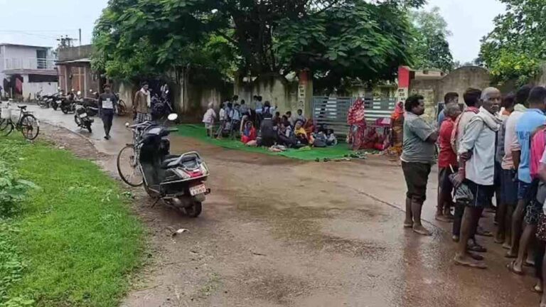 शिक्षकों की नियुक्ति की मांग को लेकर उतरे छात्र-पालक, युक्तियुक्तकरण पर भी उठाए सवाल