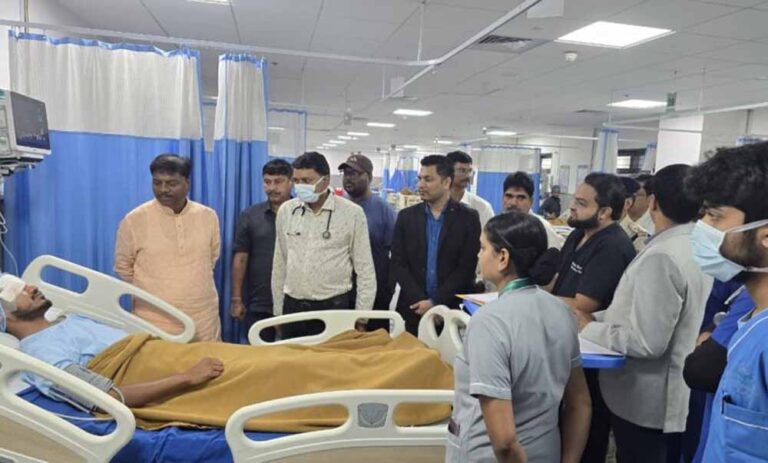 सड़क हादसे में घायल जवानों से मिलने जगदलपुर अस्पताल पहुंचे वन मंत्री