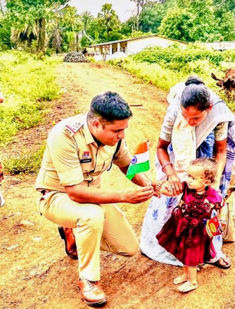 बस्तर में ‘निवा दुवाड़ ते’ अभियान, ग्रामीणों के द्वार पहुंचकर समस्याएं सुलझा रही पुलिस