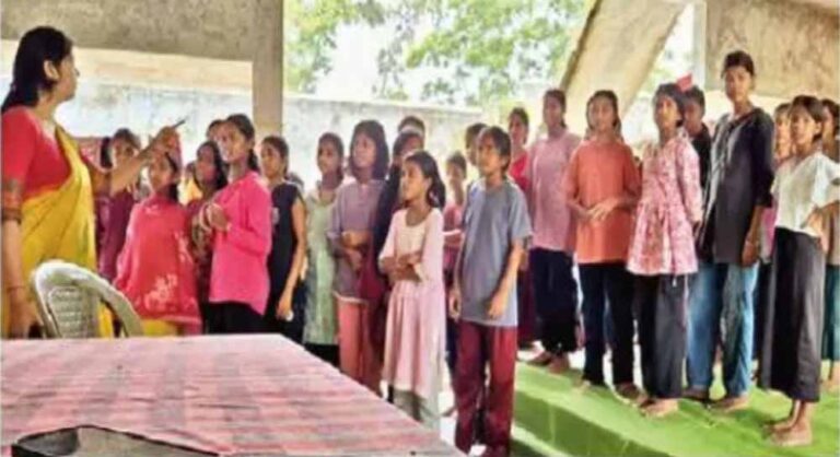 छात्रावास के बच्चों का आरोप, गार्ड वर्दी धुलवाने के साथ कराती है मालिश