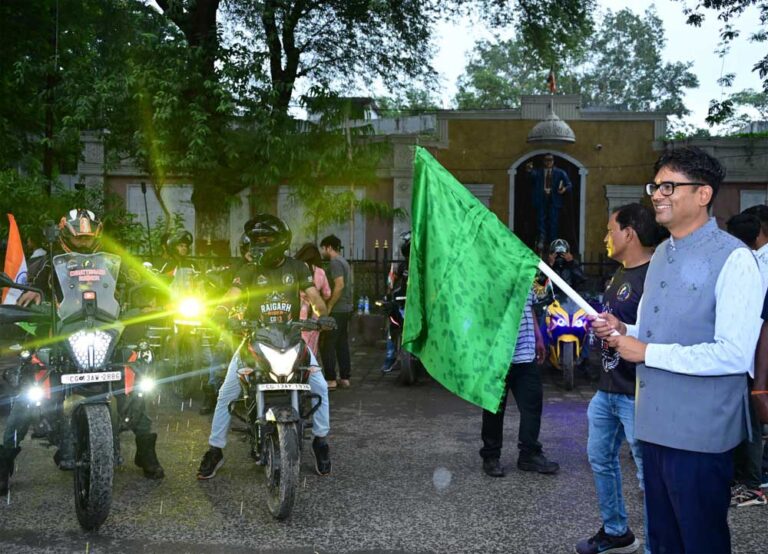 स्वतंत्रता दिवस की पूर्व संध्या पर रायगढ़ में निकला भव्य तिरंगा फ्लैग मार्च