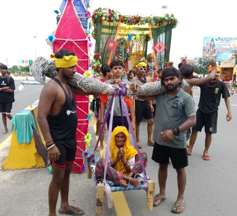 24 पोते बने दादी के श्रवण कुमार