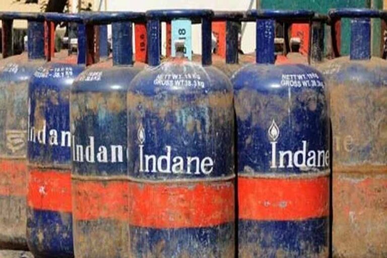 LPG Cylinder Price Cut: एलपीजी सिलेंडर ₹200 सस्ता, दिल्ली से कोलकाता तक बदले नए रेट