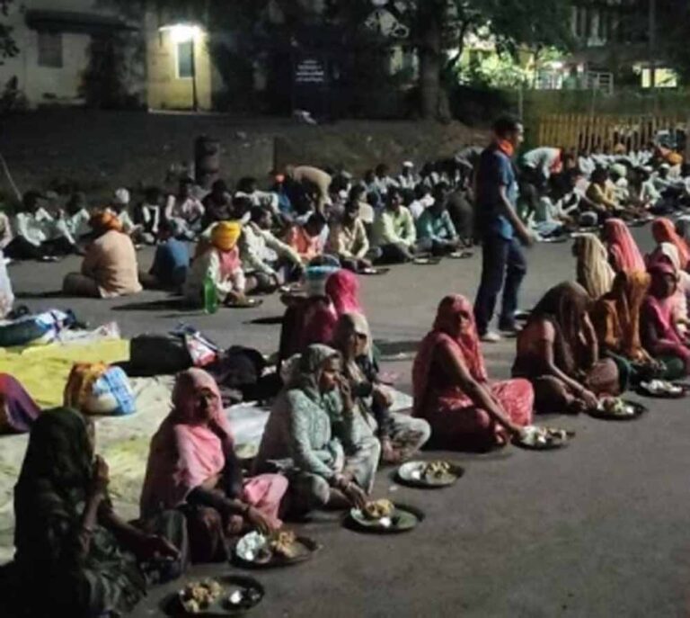 बदनावर-टिमरवानी फोरलेन मुआवजे को लेकर किसानों का प्रदर्शन, खुले आसमान के नीचे गुजारी रात