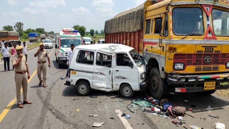 धार में दर्दनाक सड़क हादसा, गुजरात के युवकों की वैन को ट्रॉले ने मारी टक्कर; 6 की मौत