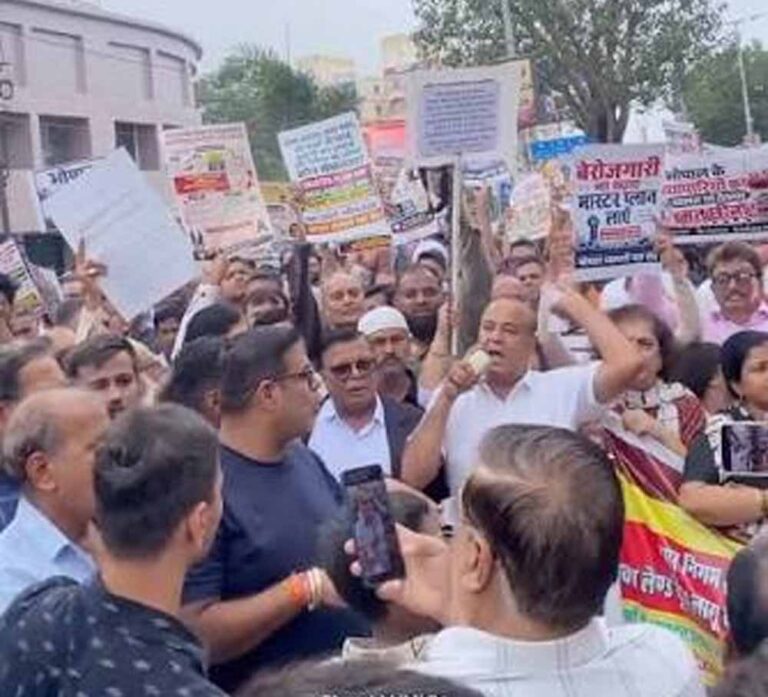भोपाल में सीलिंग कार्रवाई से भड़के व्यापारी, बैनर-पोस्टर लेकर सड़क पर उतरे