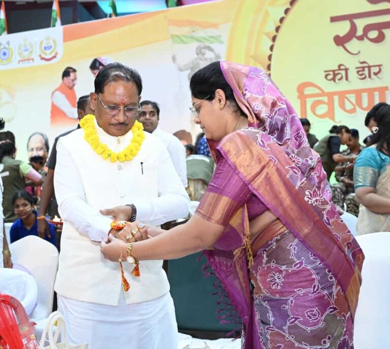राखी बंधवाकर भावुक हुए मुख्यमंत्री साय