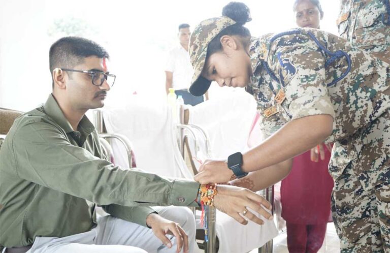 हिंसा छोड़ मुख्यधारा में लौटीं बहनों ने DRG जवानों की कलाई पर बांधी राखी, दिया शांति और विश्वास का संदेश