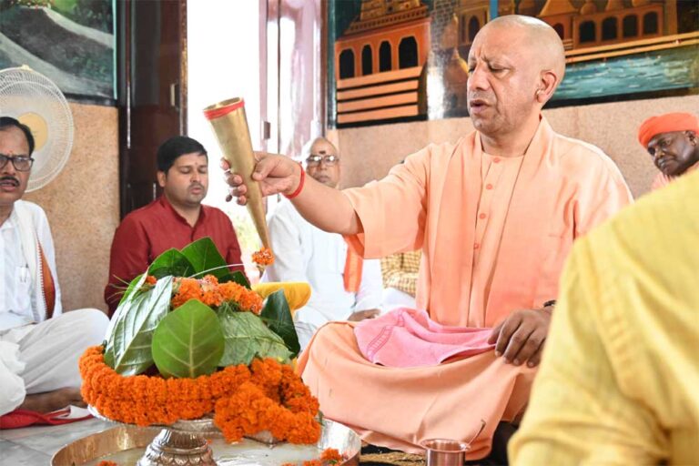 सावन के दूसरे सोमवार सीएम योगी ने किया रुद्राभिषेक