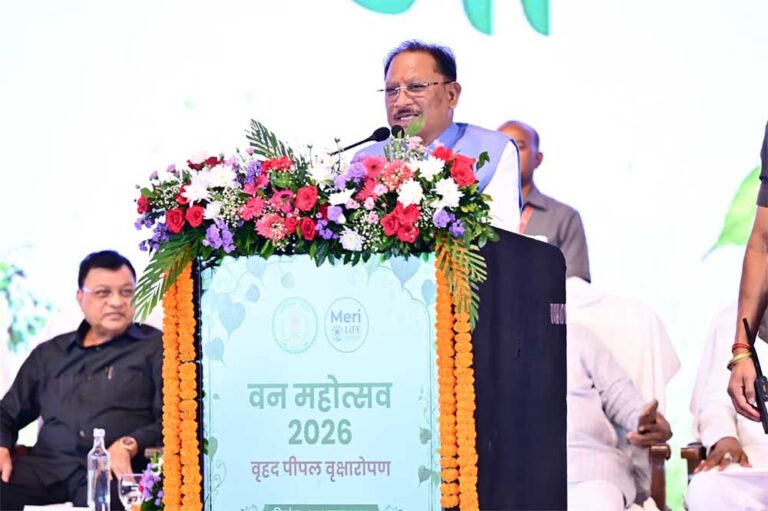 मुख्यमंत्री विष्णुदेव साय ने अपनी माँ के नाम पर लगाया पीपल का पौधा, वन महोत्सव-2026 का हुआ शुभारंभ