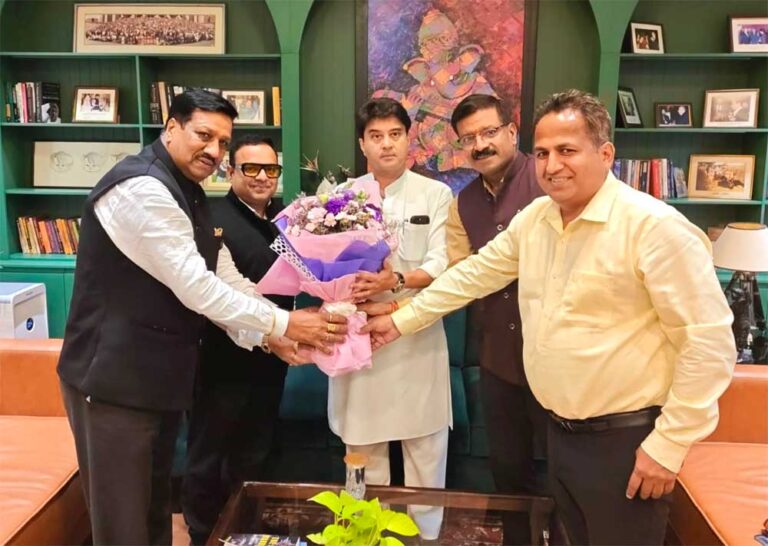 केंद्रीय संचार मंत्री ज्योतिरादित्य सिंधिया से चेम्बर पदाधिकारियों ने की सौजन्य भेंट, विभिन्न महत्वपूर्ण विषयों पर किया आग्रह