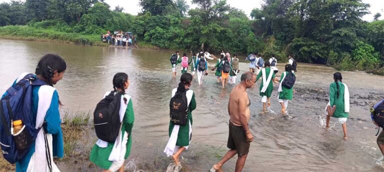 भविष्य बनाने की चाह में बढ़े पानी के बीच से नदी पार कर पढ़ने जाने को मजबूर छात्र