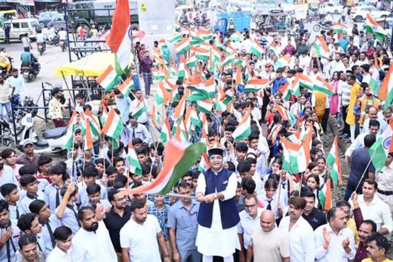 तिरंगे के साथ देशभक्ति का संदेश, विभाजन की पीड़ा को भी किया नमन