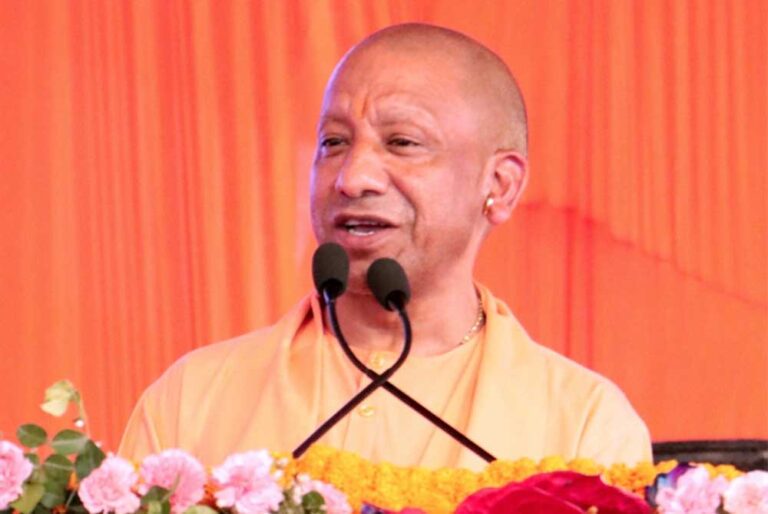 कट्टरपंथ के विरोधी संत कबीर को हिंदुओं ने पूजा, मुसलमान उन्हें दूर से छूना भी नहीं चाहतेः मुख्यमंत्री