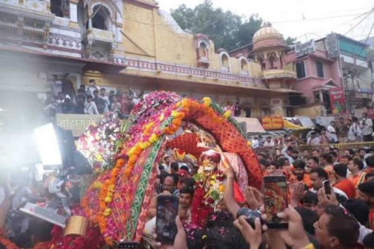 श्रावण के प्रथम सोमवार भगवान महाकाल मनमहेश स्वरूप में नगर भ्रमण पर निकले