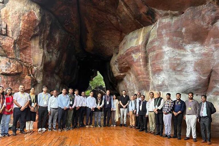 भीमबेटका में ब्रिक्स डेलीगेट्स ने जानी मानव और प्रकृति की हजारों साल पुराने रिश्तों की गाथा