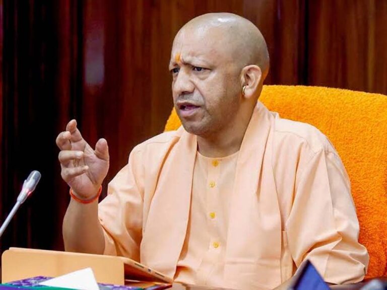 मनुस्मृति बयान पर राहुल गांधी को योगी ने घेरा, जमकर बोला हमला