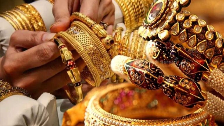 सोना 1.42 लाख के करीब, चांदी लगातार तीसरे दिन चमकी! जानें आज के लेटेस्ट गोल्ड-सिल्वर रेट
