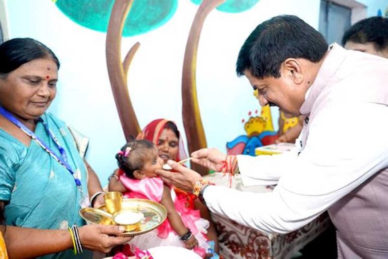 मुख्यमंत्री डॉ. यादव ने टीकमगढ़ में आंगनवाड़ी केन्द्र और जिला अस्पताल का किया निरीक्षण