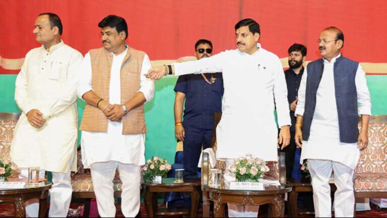 कुटीर एवं ग्रामोद्योग उत्पादों की ग्लोबल मार्केटिंग के करेंगे समस्त प्रयास : मुख्यमंत्री डॉ. यादव