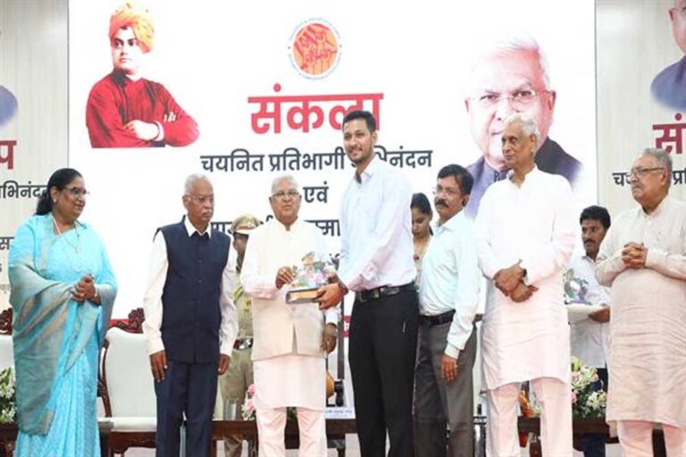 चयनित अधिकारी पद का नहीं, अपने संस्कारों का परिचय दें : राज्यपाल पटेल