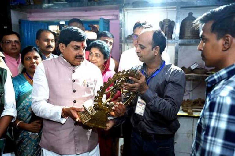 मुख्यमंत्री डॉ. यादव पीतल शिल्पकार के घर पहुंचे पारम्परिक पीतल शिल्प कला की सराहना की
