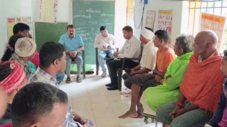 करोड़ों की रॉयल्टी देने वाला गांव, फिर भी तिरपाल के नीचे पढ़ने को मजबूर बच्चे