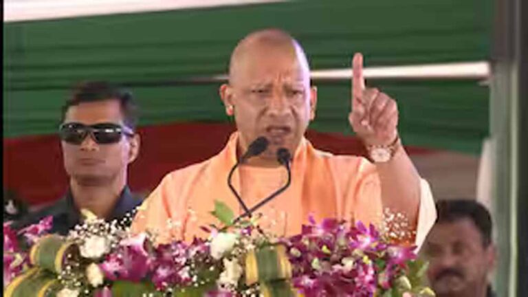 राहुल गांधी के मनुस्मृति बयान पर योगी का हमला, बोले- भारत का भविष्य क्यों बिगाड़ना चाहते हैं?