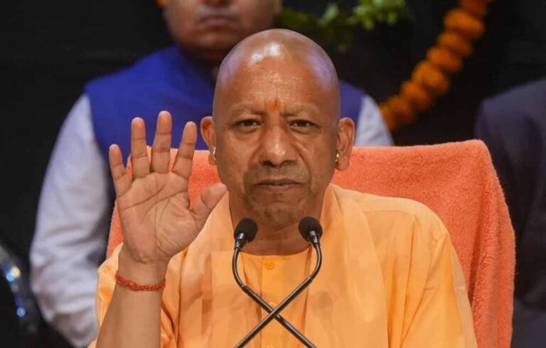 कानून से खिलवाड़ करने वालों की धज्जियां उड़ा देंगे : सीएम योगी