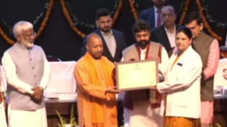 CM योगी ने 912 युवाओं को बांटे नियुक्ति पत्र, बोले- अगले 6 महीने में 1 लाख नौकरियां देंगे