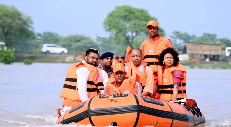 योगी सरकार का बाढ़ राहत अभियान जारी, 21,333 लोग सुरक्षित स्थानों पर पहुंचाया, अब तक जनहानि शून्य