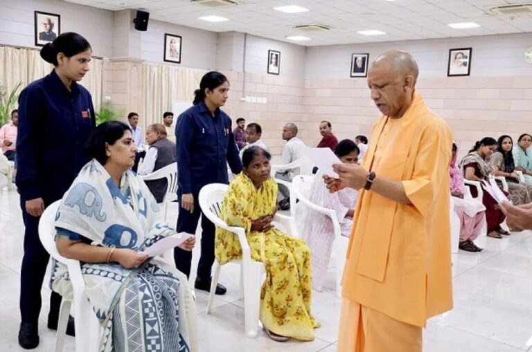 जनता दर्शन में सीएम योगी सख्त, भू-माफिया और लापरवाह पुलिसकर्मियों पर कार्रवाई के निर्देश
