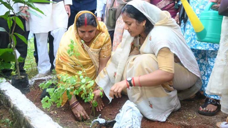 रायपुर : मंत्री लक्ष्मी राजवाड़े ने आंगनबाड़ी केंद्रों का किया निरीक्षण, बच्चों की सीखने की गतिविधियों और पोषण व्यवस्था का लिया जायजा
