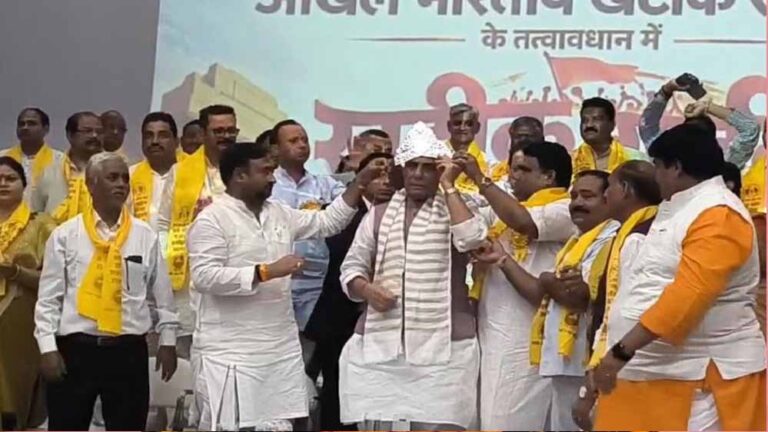 चांदी का मुकुट लौटाते हुए बोले राजनाथ सिंह- ‘गरीब बेटी को पायल बनवाकर दे देना’, वीडियो वायरल