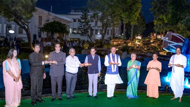 प्रेरणा स्थल पर जले आशीर्वाद के दीये, सीएम योगी ने शुरू किया सेवा संकल्प अभियान