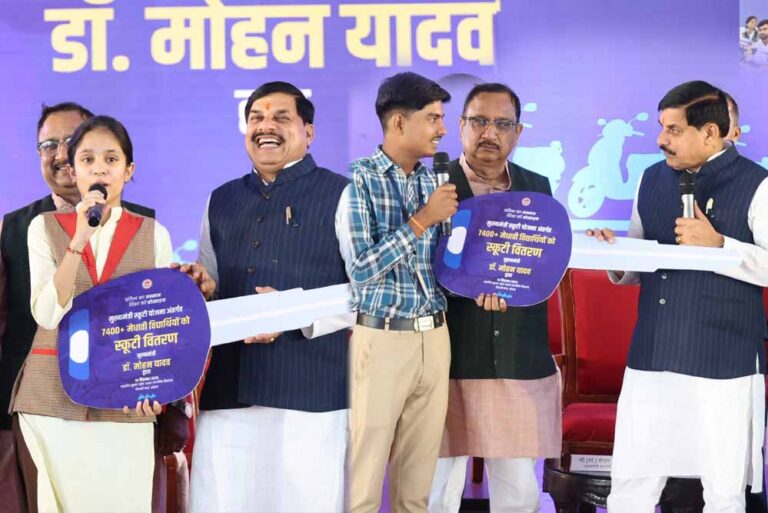 CM मोहन यादव को पीछे बैठाकर छात्रा ने दौड़ाई स्कूटी, साथ-साथ दौड़े सुरक्षाकर्मी
