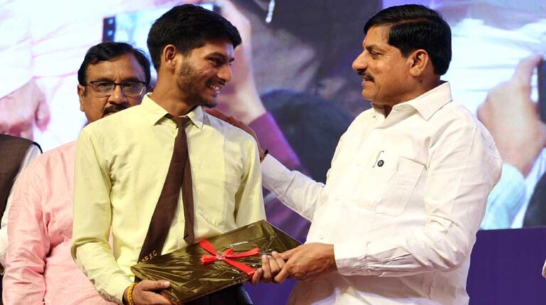 1.21 लाख विद्यार्थियों के खातों में राशि ट्रांसफर, CM ने कहा- सफलता को सिर पर न चढ़ने दें