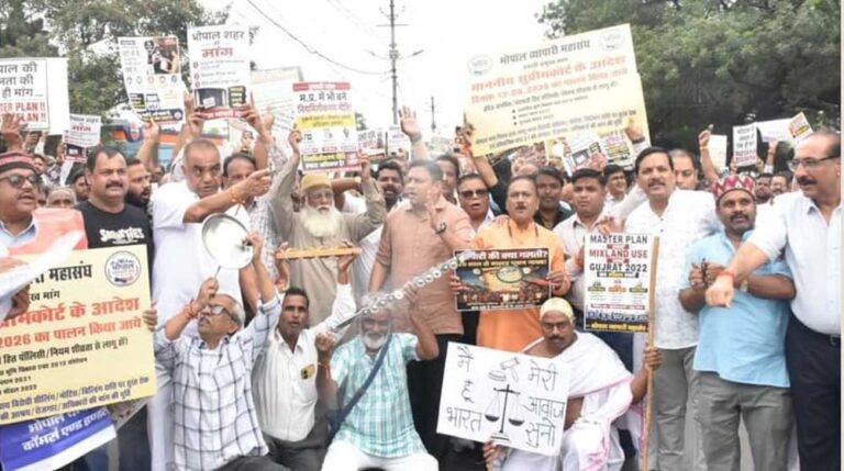 भोपाल में सीलिंग के खिलाफ व्यापारियों का हल्लाबोल, बैरिकेड्स तोड़ CM हाउस की ओर बढ़े