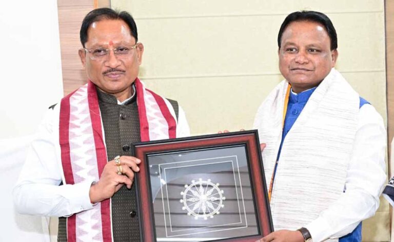 रायपुर : मुख्यमंत्री विष्णु देव साय ने ओडिशा के मुख्यमंत्री मोहन चरण माझी से की सौजन्य भेंट