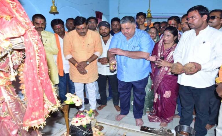 पर्यटन एवं संस्कृति मंत्री राजेश अग्रवाल ने कवर्धा में सिद्धेश्वर महादेव और संकट मोचन हनुमान मंदिर में की पूजा-अर्चना, प्रदेश की सुख-शांति, समृद्धि और जनकल्याण के लिए की प्रार्थना