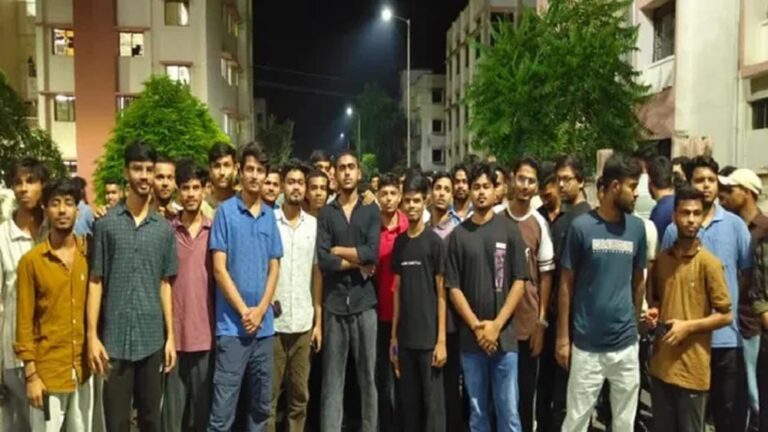 इंजीनियरिंग कॉलेज के मेस में खराब खाना मिलने पर छात्रों का हंगामा, फूड सेफ्टी टीम ने लिए सैंपल