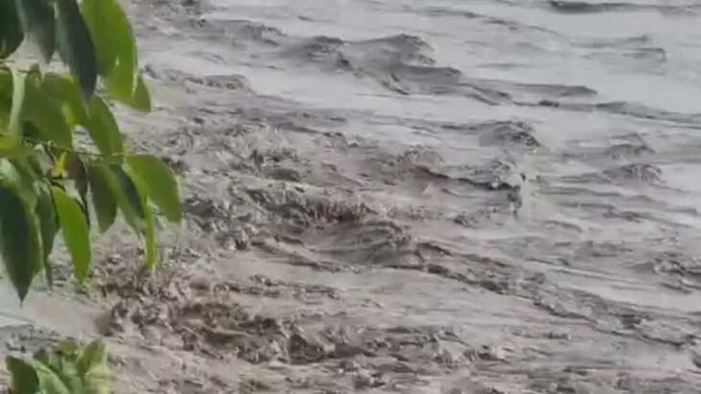 झारखंड में भारी बारिश से बिगड़े हालात, सोन नदी का जलस्तर बढ़ा, प्रशासन अलर्ट