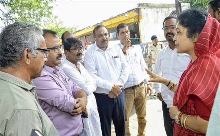 राज्यमंत्री (स्वतंत्र प्रभार) गौर ने अवधपुरी में किया सड़कों का निरीक्षण